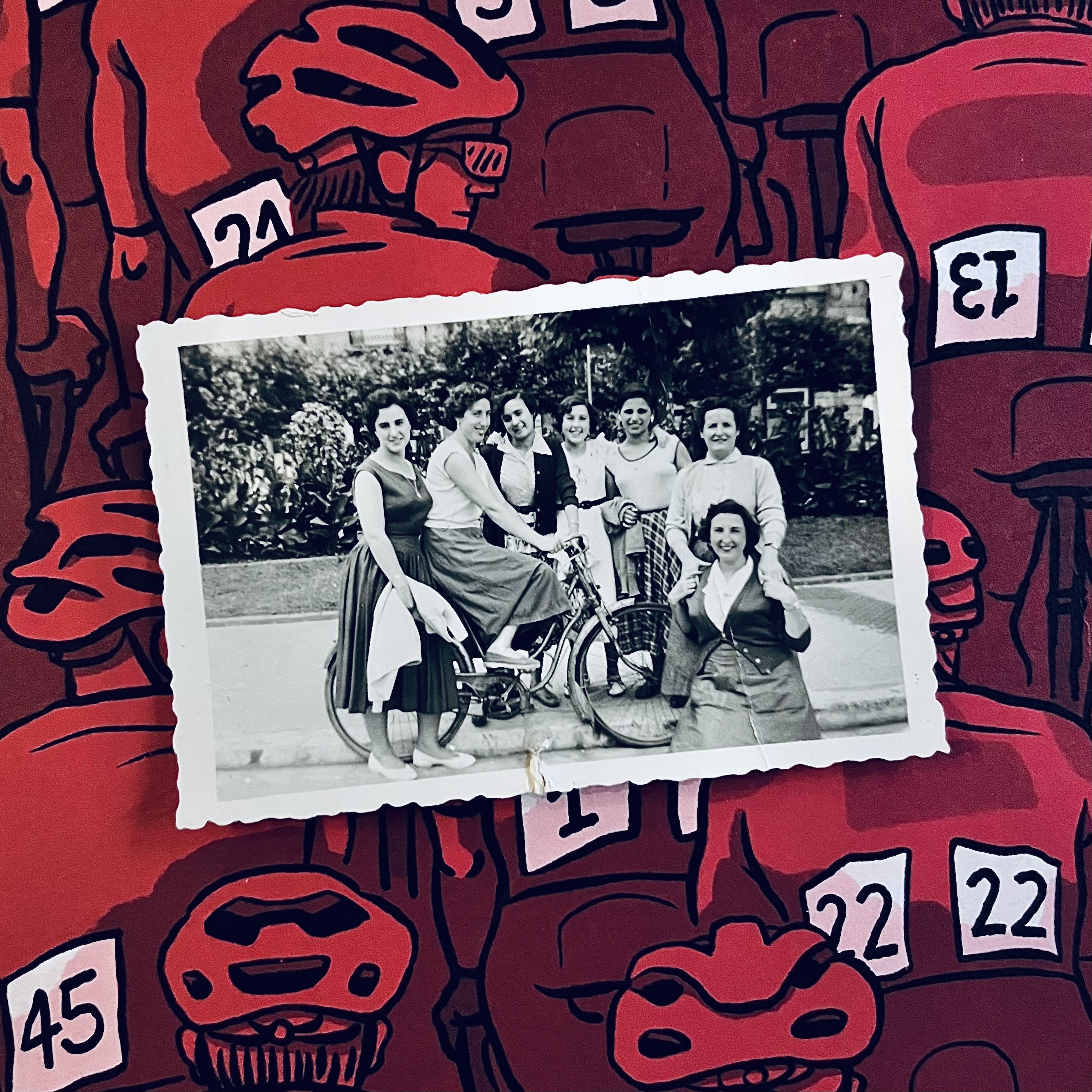 Una fotografía de un grupo de chicas posando con una bicicleta
